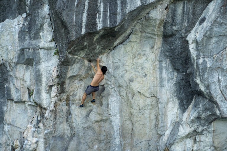 Deep Water Solo 6c+ at Three Brothers © Mathieu Clavel